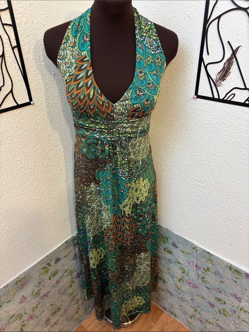 Elegant green multicolor paisley & peacock patterned halter maxi dress. Size S